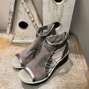 Jambu Gray Sporty Sandals with Elastic Panels